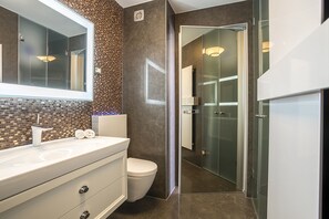 Deluxe Studio Suite with Sea View (Annex building: Drazanac 1a) | 浴室 | 淋浴设施、免费洗浴用品、吹风机、毛巾