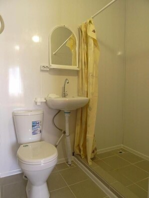 Habitación triple estándar, vista al jardín | Baño | Regadera y toallas 