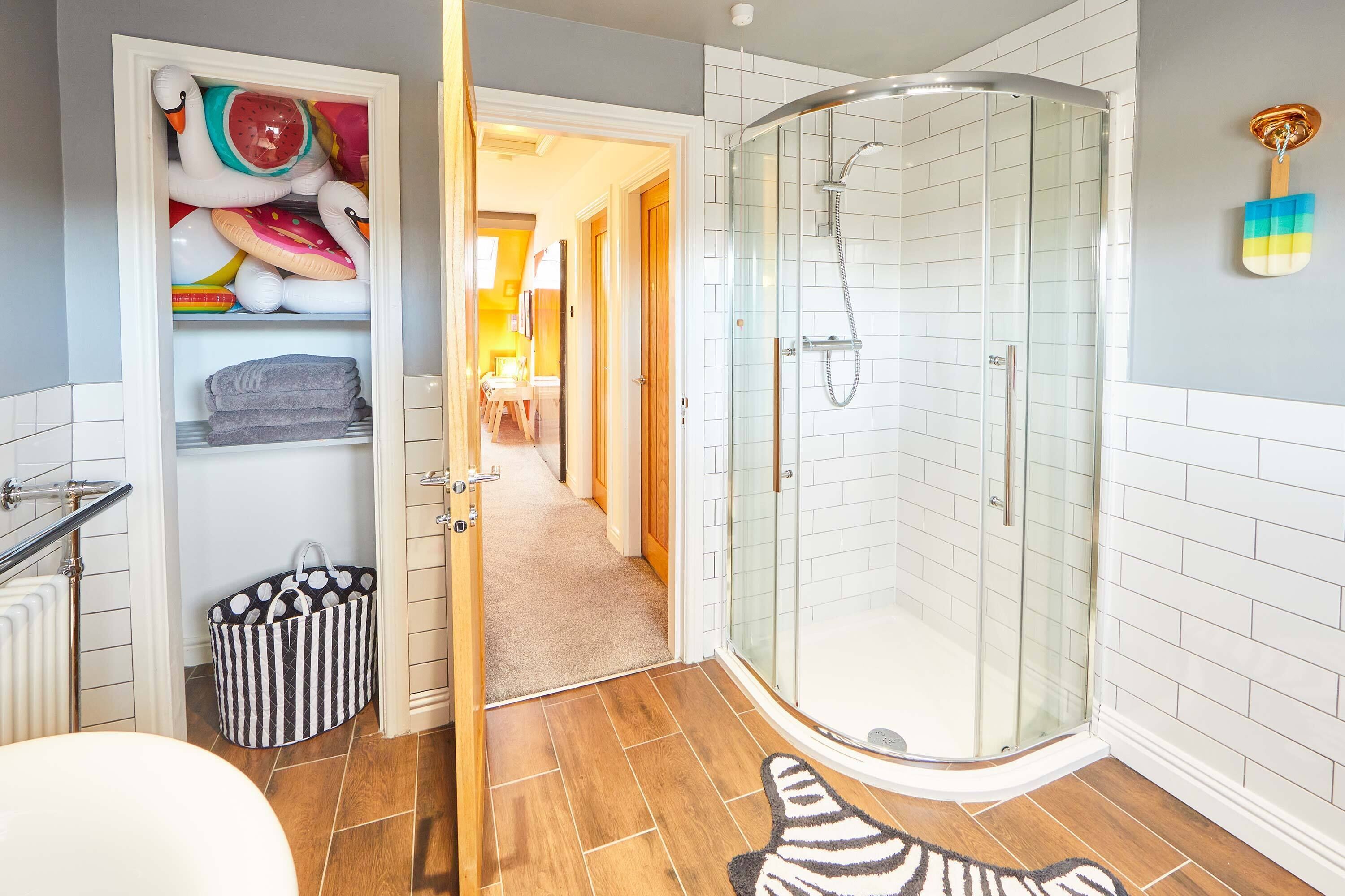 Luxury Apartment, Multiple Beds | Bathroom shower