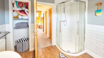 Luxury Apartment, Multiple Beds | Bathroom shower