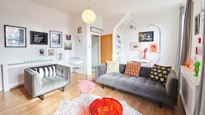 Luxe appartement, Meerdere bedden | Woonruimte | Smart-tv, een videogameconsole en een dvd-speler