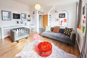 Appartement Luxe, plusieurs lits | Coin séjour | TV connectée, console de jeux vidéo, lecteur de DVD