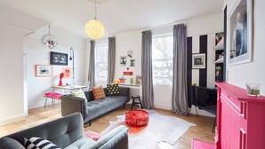 Luxe appartement, Meerdere bedden | Woonruimte | Smart-tv, een videogameconsole en een dvd-speler
