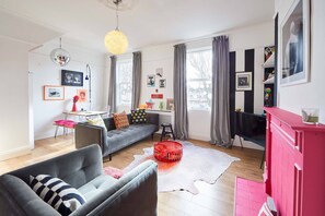 Appartement Luxe, plusieurs lits | Coin séjour | TV connectée, console de jeux vidéo, lecteur de DVD