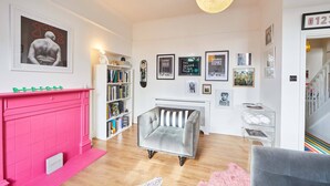 Luxe appartement, Meerdere bedden | Woonruimte | Smart-tv, een videogameconsole en een dvd-speler