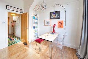 Luxe appartement, Meerdere bedden | Dineren op de kamer