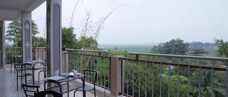 Breakfast, lunch and dinner served