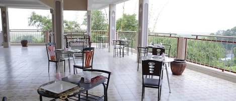 Petit déjeuner, déjeuner et dîner servis sur place