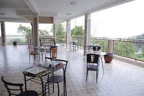 Breakfast, lunch and dinner served - Crystal Hotel Apartments Entebbe (Entebbe)