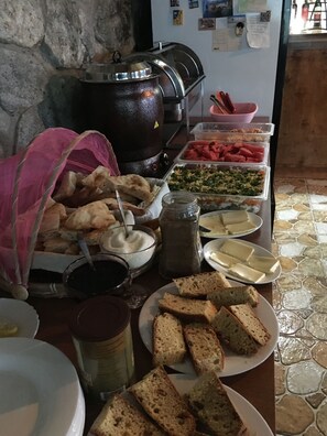 Breakfast buffet - Manoni's Guesthouse (Mestia)