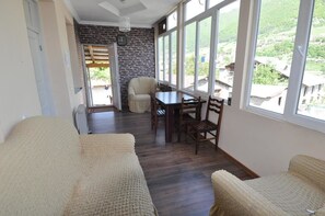 Quarto quádruplo standard, várias camas, banheiro compartilhado | Quartos à prova de som, ferros/tábuas de passar roupa