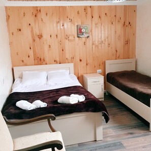 Room - Manoni's Guesthouse (Mestia)