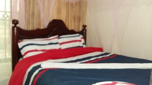 Desk, free WiFi, bed sheets - Leisure Park International Hotel (Mbarara)