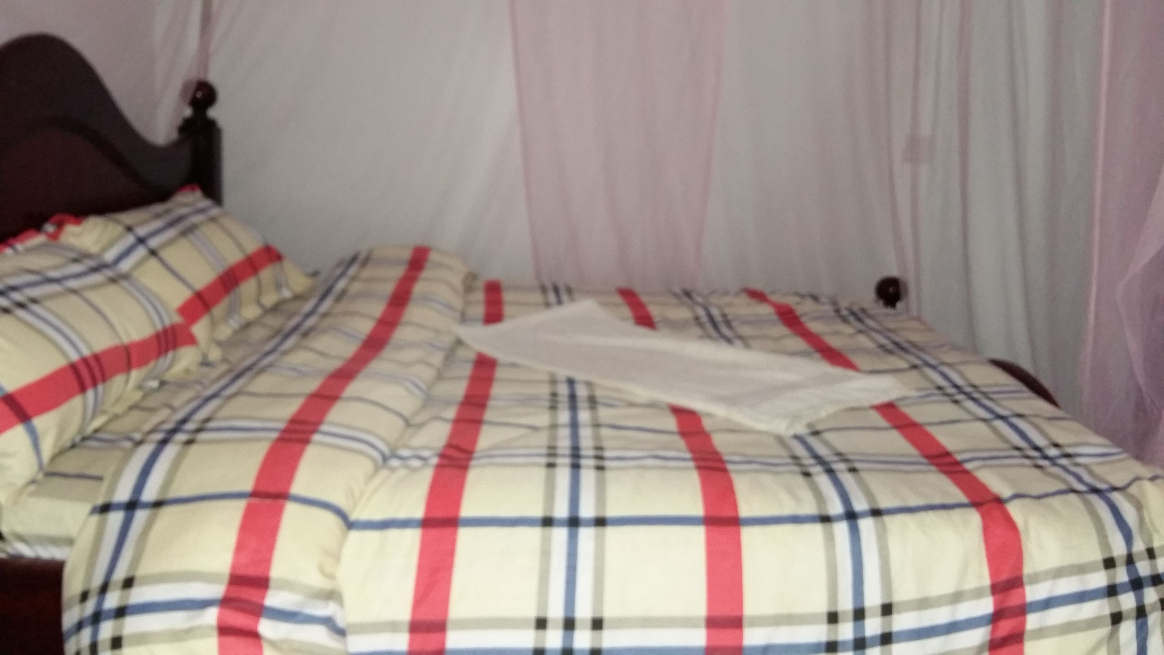 办公桌、免费 WiFi、床单