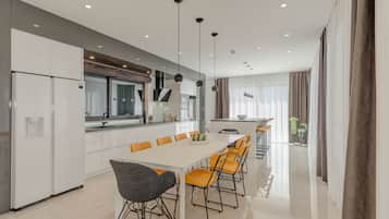 Villa de diseñador, chimenea, vista al mar | Cocina privada | Cafetera y tetera, refrigerador con congelador, microondas y horno