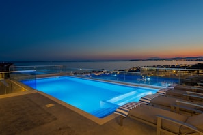 A rooftop infinity pool with a clear view of the city skyline at dusk. - Villa Luna Podstrana (Podstrana)
