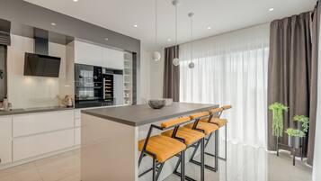 Design-Villa, Kamin, Meerblick | Eigene Küche | Großer Kühlschrank, Mikrowelle, Ofen, Herdplatte