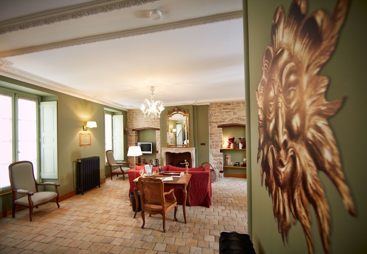 Deluxe Suite | Living area | Flat-screen TV, heated floors