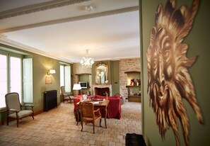 Suite Deluxe | Área de sala de estar | Televisión de pantalla plana y piso con calefacción