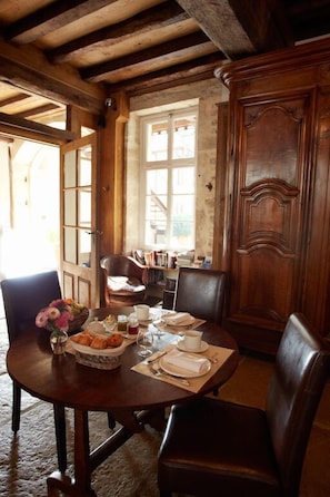 Free daily buffet breakfast  - Le Clos Sainte Marguerite (Beaune)