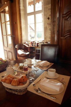 Free daily buffet breakfast  - Le Clos Sainte Marguerite (Beaune)
