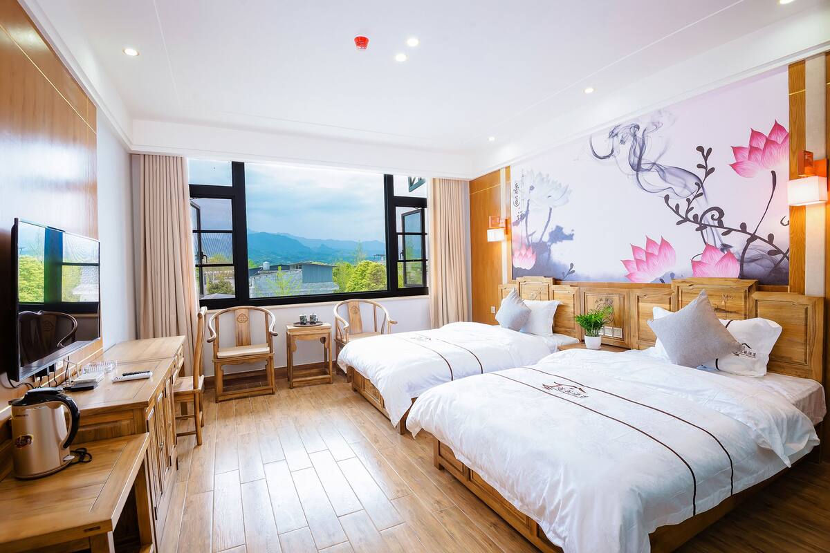 Deluxe Twin Room, Hill View | Desk, blackout drapes, soundproofing, WiFi (free)