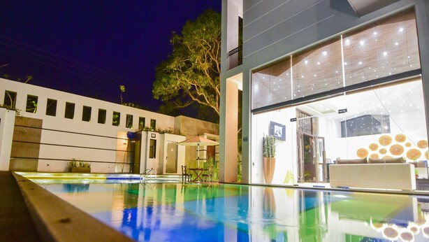 Piscina externa, espreguiçadeiras