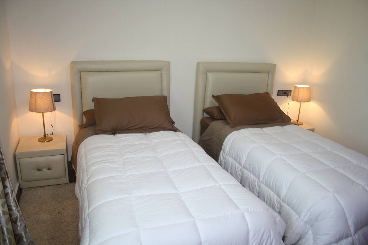 Zimmer, 2 Einzelbetten | Schreibtisch, Verdunkelungsvorhänge, Bügeleisen/Bügelbrett