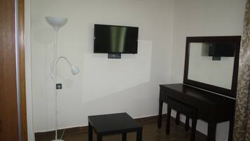 Escritorio, cortinas opacas, tabla de planchar con plancha y wifi gratis