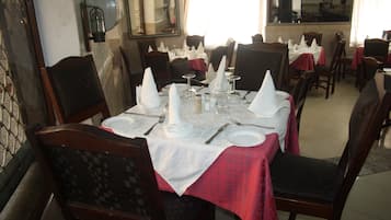 Se sirven desayunos, almuerzos, cenas y cocina local e internacional