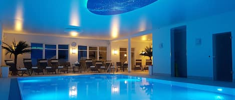 Inomhuspool med öppettider 15.00 till 20.00, och solstolar