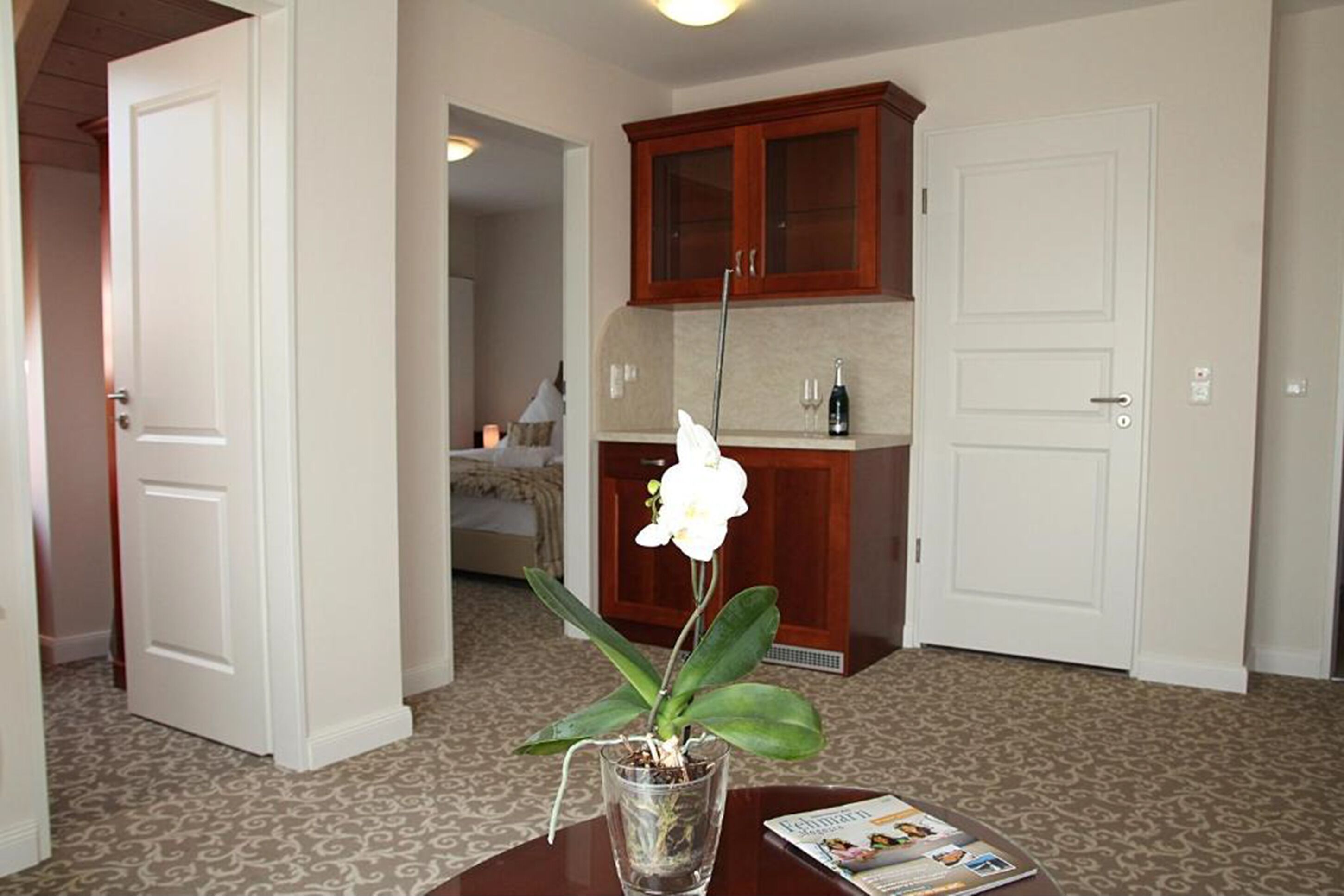 studio | living area | 38-inch flat-screen tv with satellite channels, tv