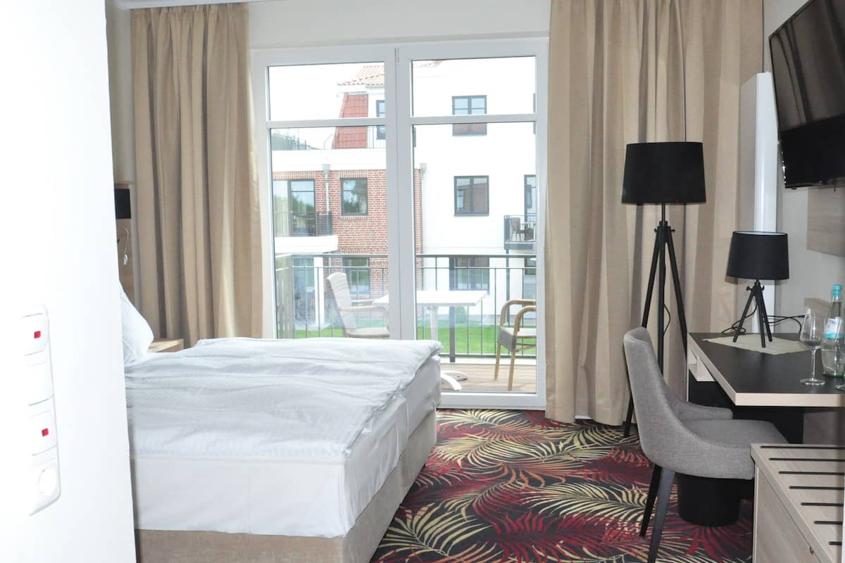 double room, balcony (doppelzimmer mit balkon oder terrasse) | minibar, in-room safe, desk, laptop workspace