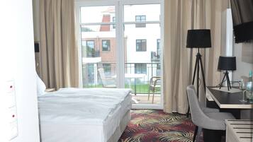 Double Room, Balcony (Doppelzimmer mit Balkon oder Terrasse) | Minibar, in-room safe, desk, laptop workspace