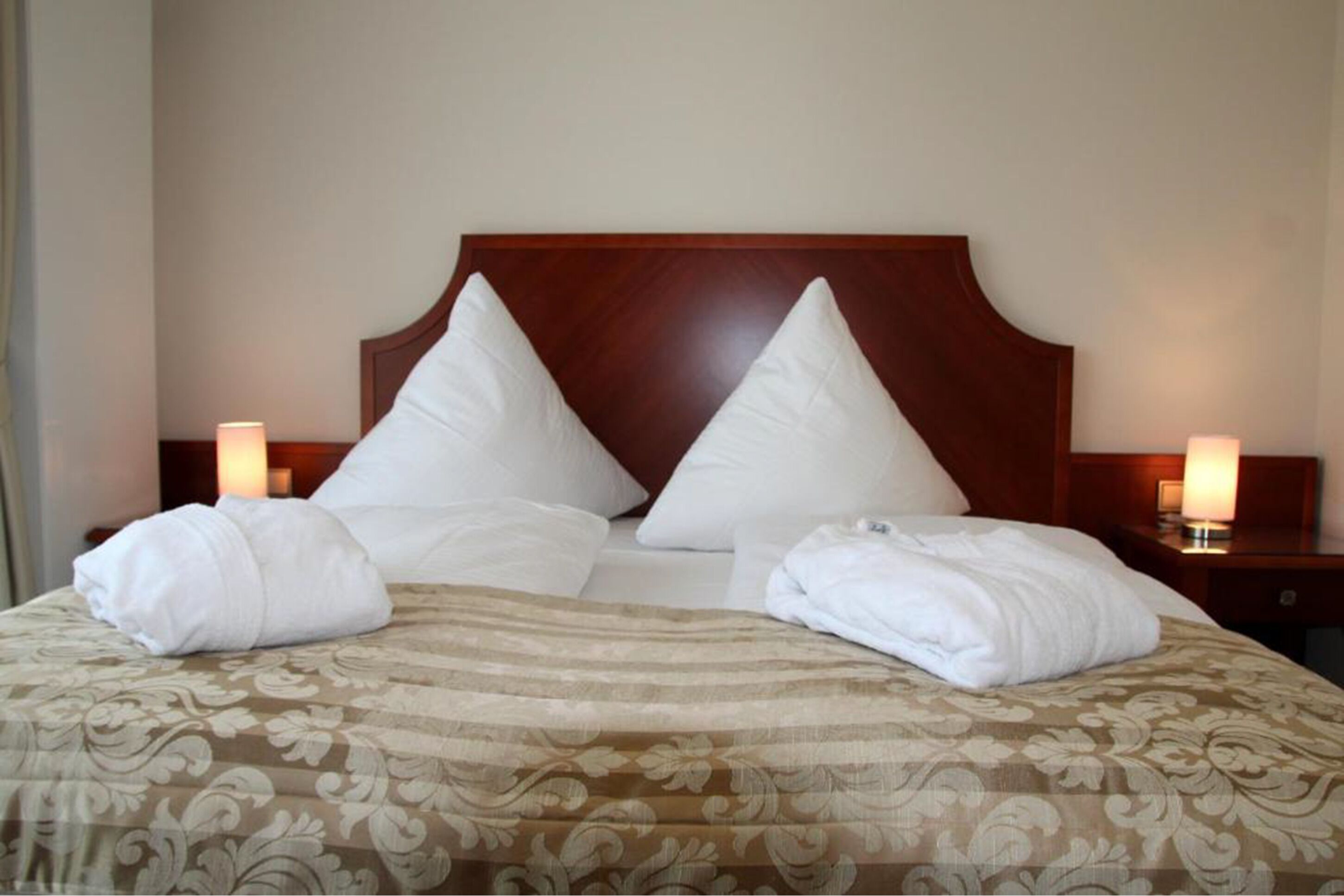 studio | minibar, in-room safe, desk, laptop workspace