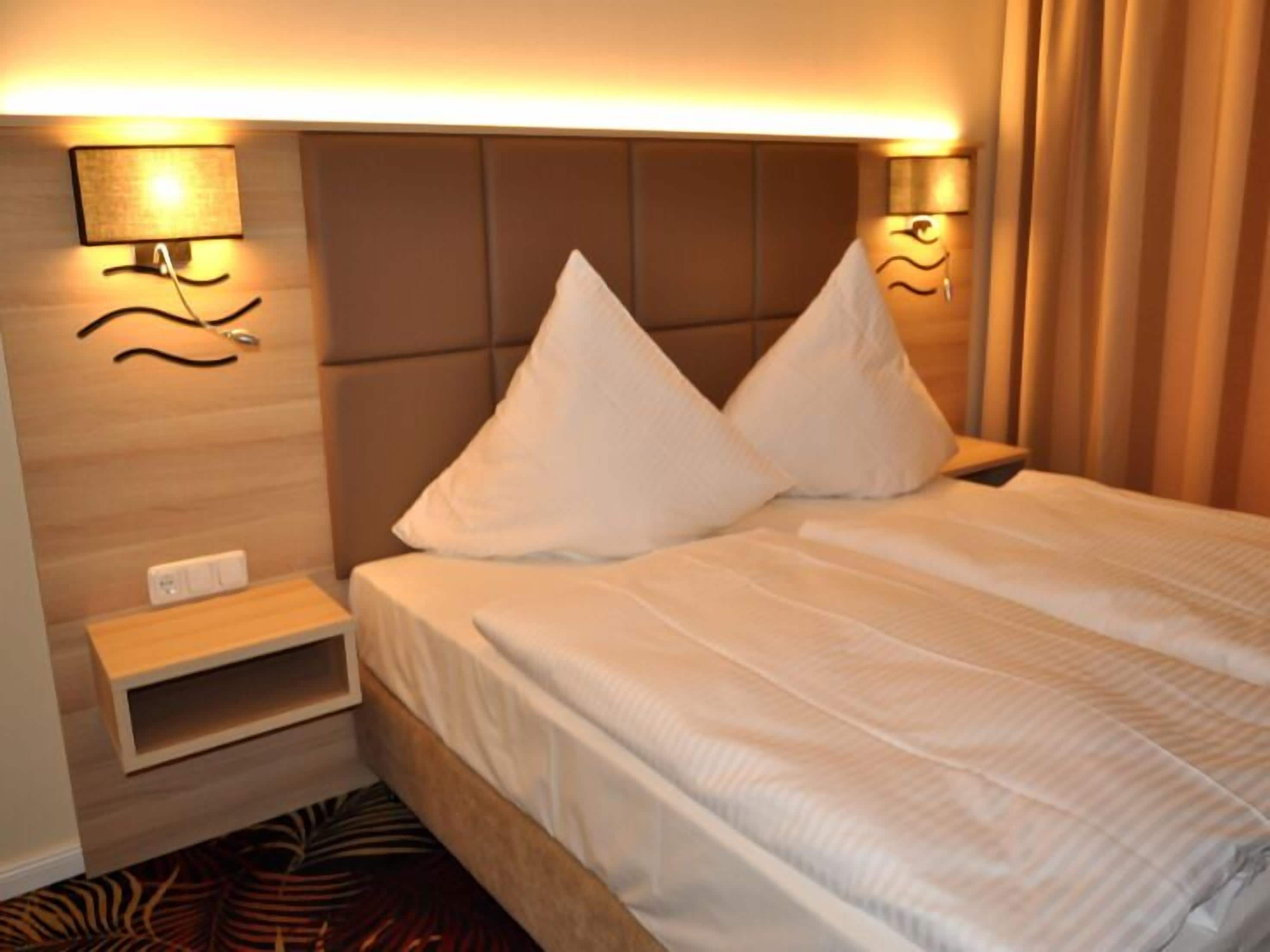 客房内保险箱、办公桌、遮光窗帘、隔音