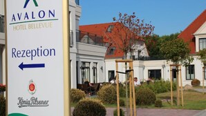 A hotel reception sign for Avalon Hotel Bellevue with a directional arrow pointing to the reception area. - Avalon Ferienwohnungen Bellevue (Fehmarn)