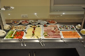 Desayuno buffet (EUR 21.90 por persona)