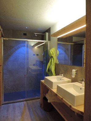 Double Room, 1 Queen Bed, Mountain View (Rododendro) | Bathroom