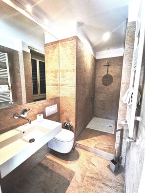 Superior-Doppelzimmer, Balkon, Stadtblick | Badezimmer | Dusche, Regendusche, kostenlose Toilettenartikel, Haartrockner