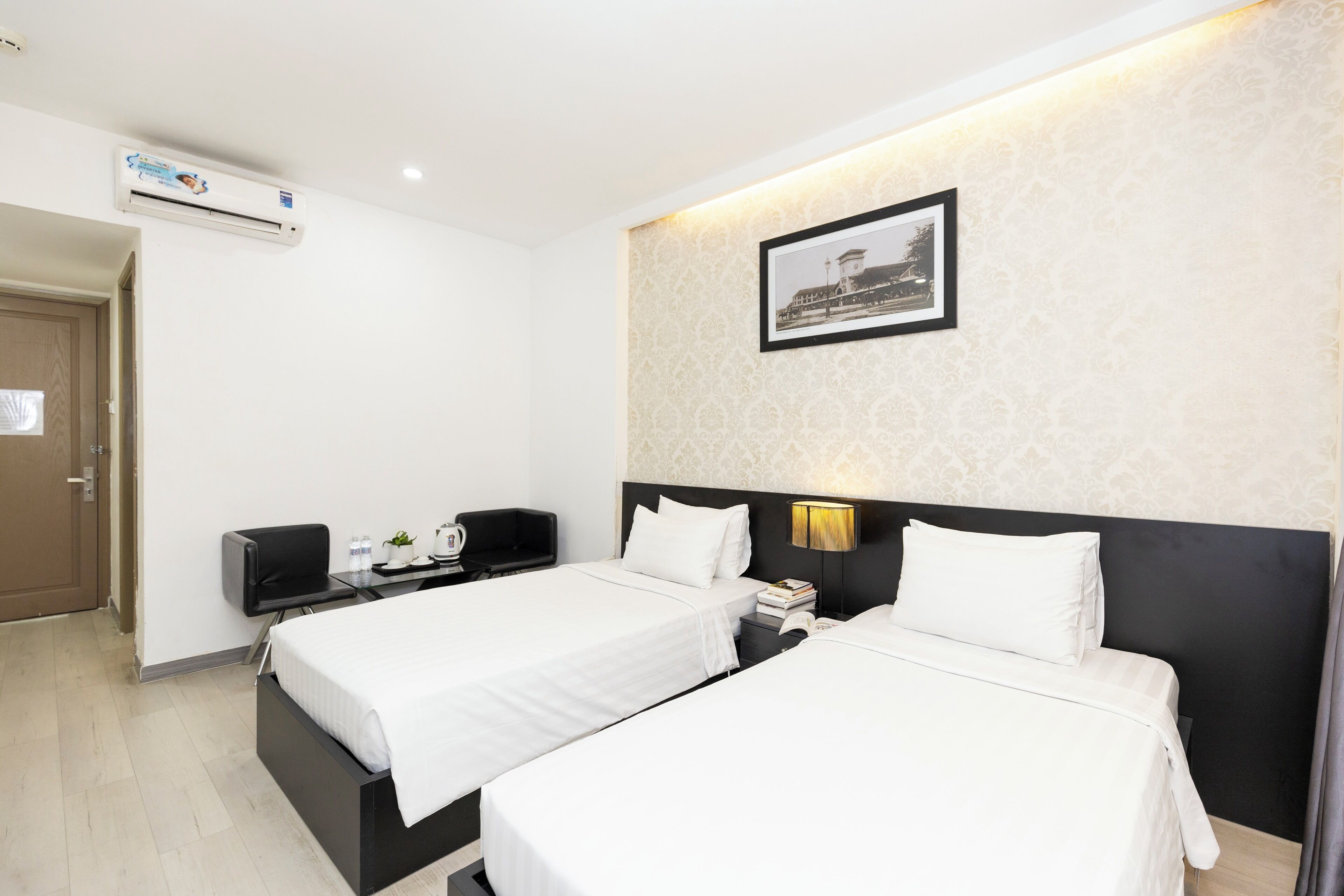 deluxe room, 2 single beds | minibar, in-room safe, desk, blackout curtains