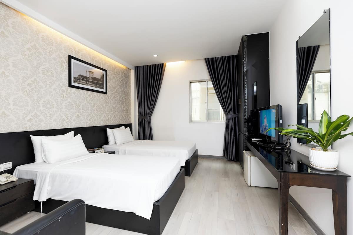 Deluxe Room, 2 Twin Beds | 1 bedroom, minibar, in-room safe, desk