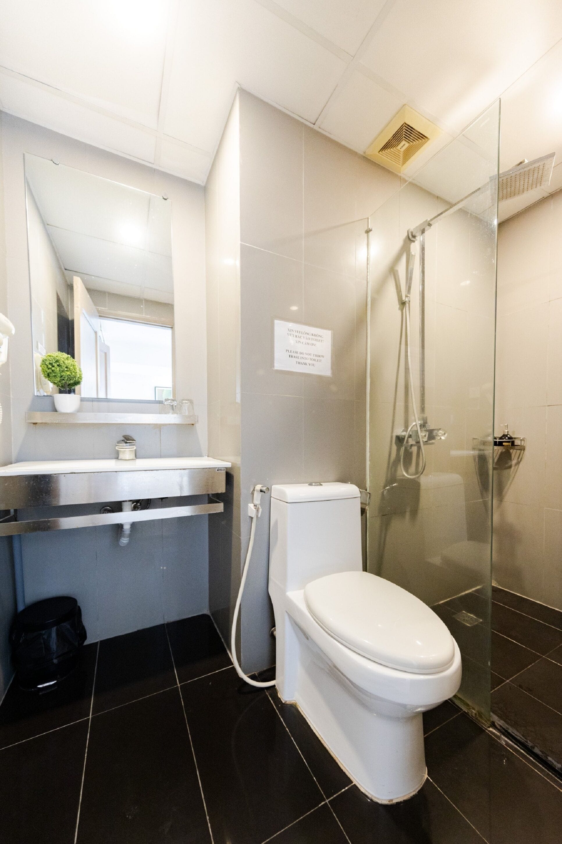 shower, hydromassage showerhead, free toiletries, hair dryer