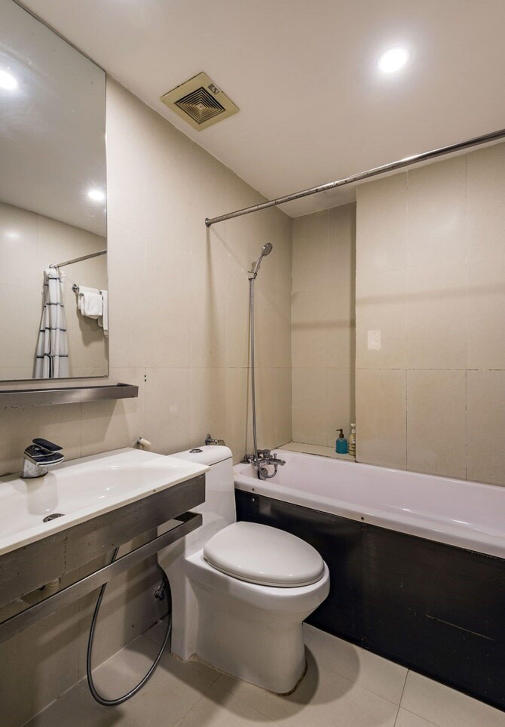 shower, hydromassage showerhead, free toiletries, hair dryer