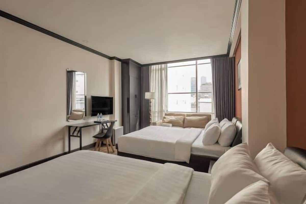 Minibar, safe på rommet, skrivebord og blendingsgardiner