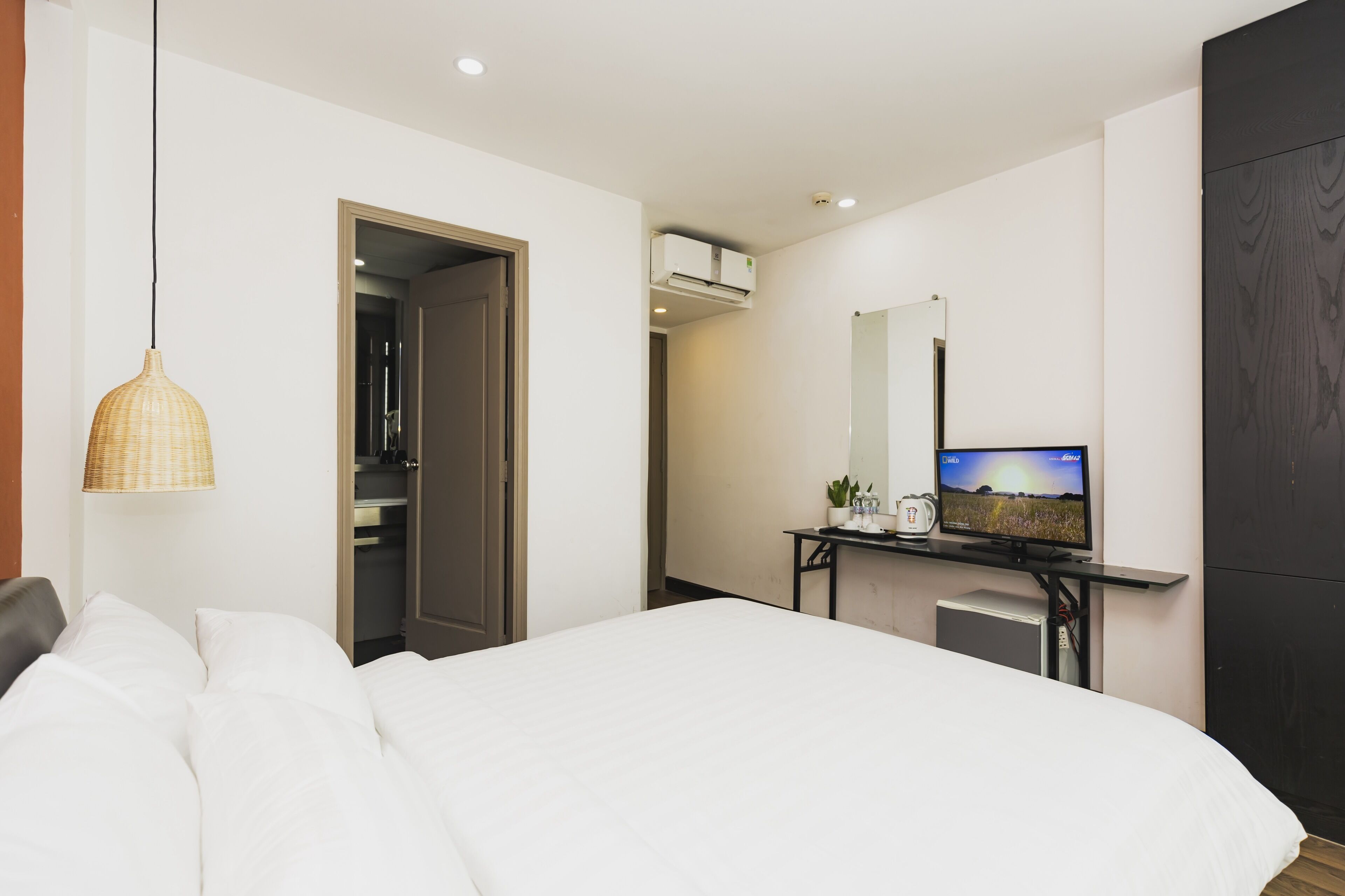 deluxe double room (with window) | minibar, in-room safe, desk, blackout curtains