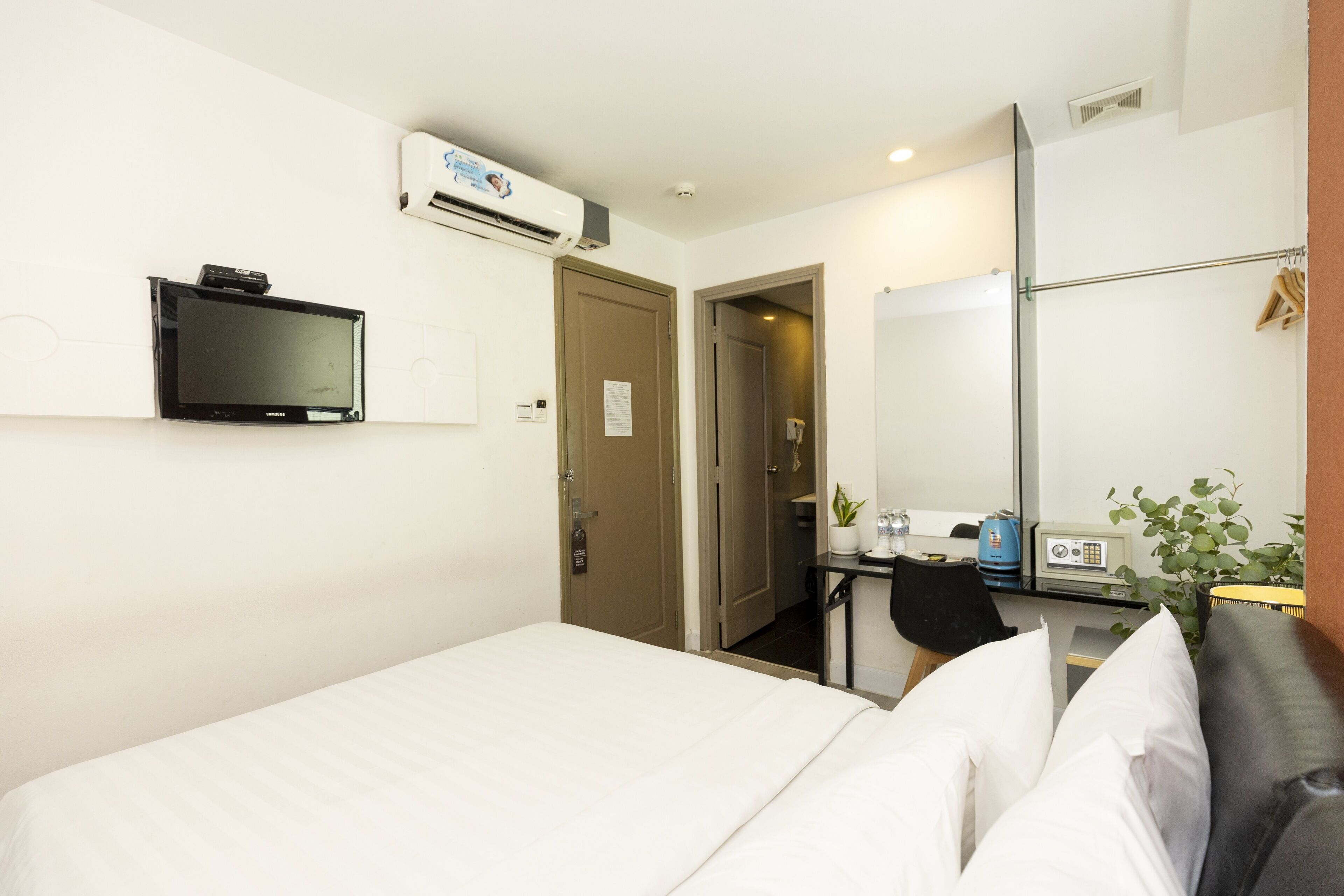 superior double room | minibar, in-room safe, desk, blackout curtains