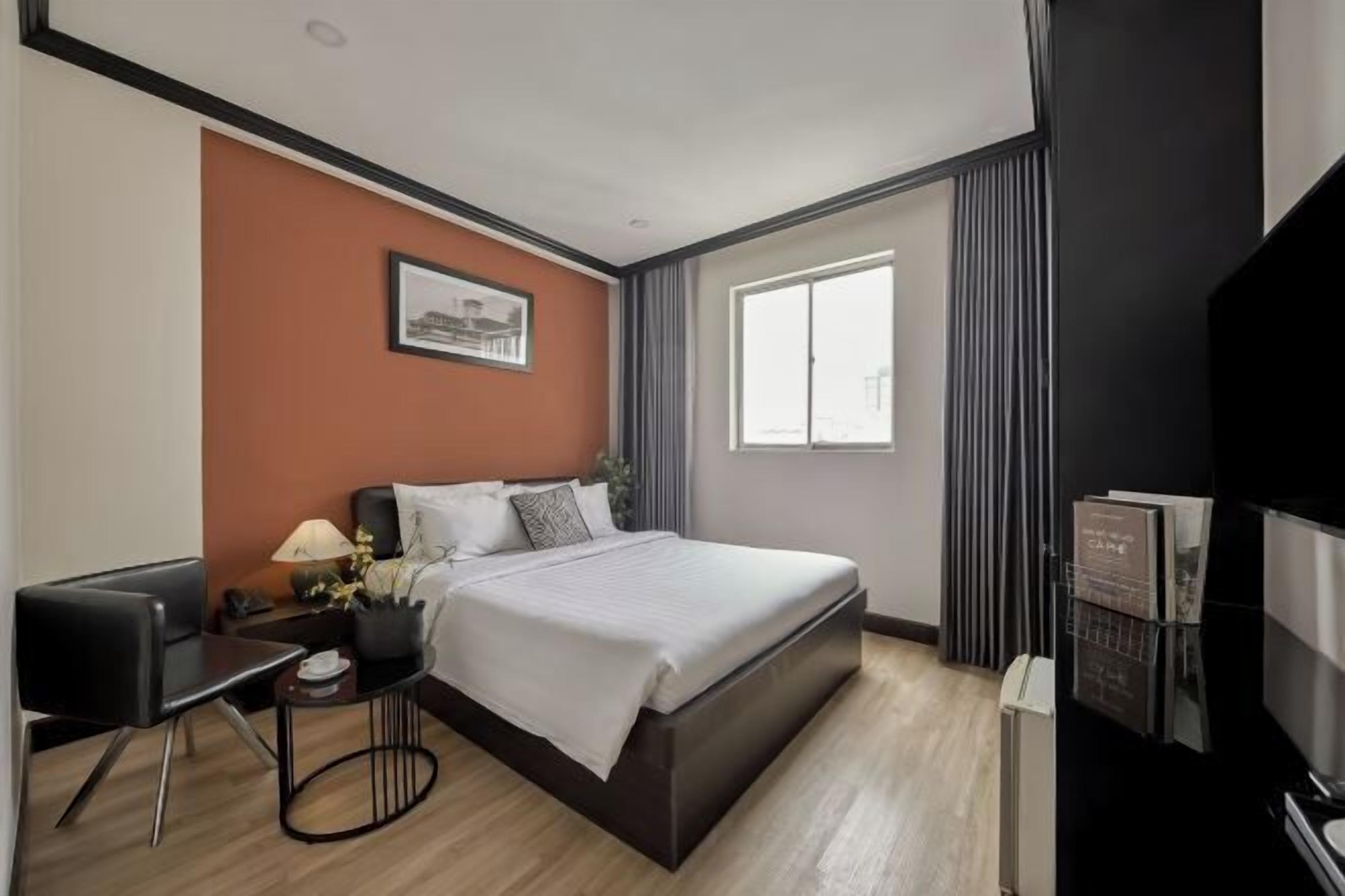 Minibar, safe på rommet, skrivebord og blendingsgardiner