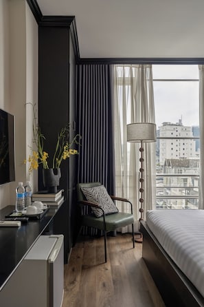 Dobbeltrom – premium, byutsikt | Minibar, safe på rommet, skrivebord og blendingsgardiner
