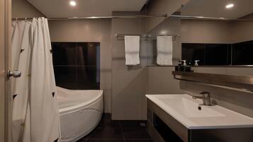 Habitación familiar, vistas a la ciudad | Baño | Ducha y cabezal de ducha con hidromasaje